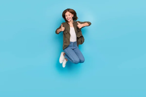 점프하는 아름다운 여성의 파란색 배경에 광고를 — 스톡 사진