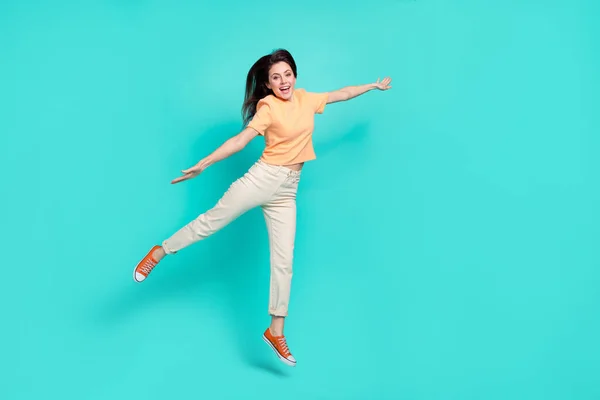 Teljes Méretű Fotó Eksztatikus Gyönyörű Lány Jumping Emelje Karját Repül — Stock Fotó