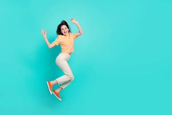 Retrato Longitud Completa Satisfecha Dama Joven Saltando Levantar Las Manos —  Fotos de Stock