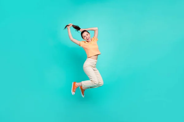 Full Body Foto Van Tevreden Verbaasd Jong Meisje Springen Handen — Stockfoto