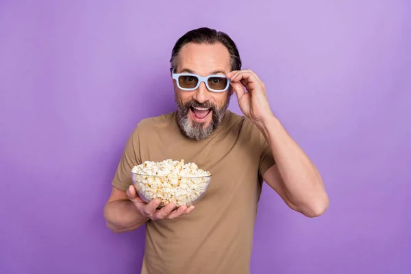 Photo Astonished Man Glasses Watching Comedy Film Laughing Having Fun — Stock Photo, Image
