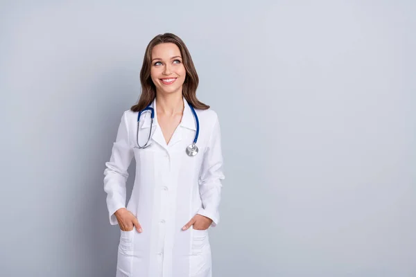 Foto Van Dromerige Stagiaire Vrouw Handen Zien Leeg Ruimte Covid — Stockfoto