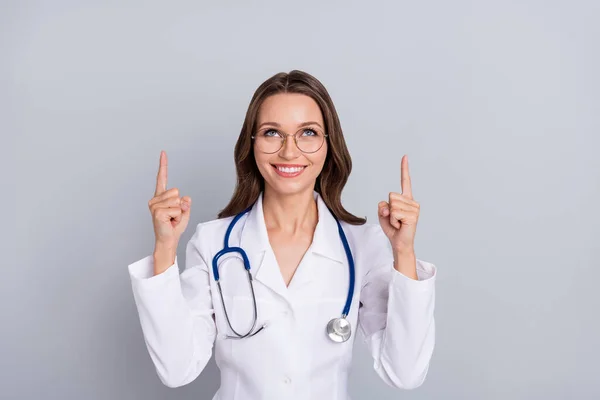 Photo Lady Cardiologist Point Hand Empty Space Suggest New Science — Stock Photo, Image