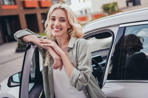 Foto Encantadora Señora Bonita Pie Cerca Nuevo Comprador Automóviles Disfrutar —  Fotos de Stock