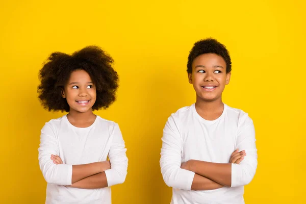 Photo Two Confident Minded Siblings Folded Arms Look Empty Space — Foto Stock