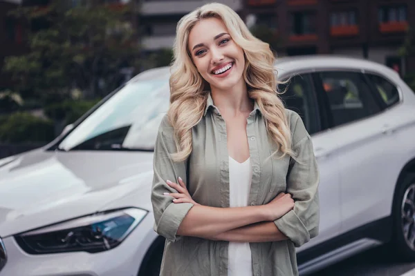 Portrait Attractive Cheerful Wavy Haired Girl Taking Modern Car Rent —  Fotos de Stock