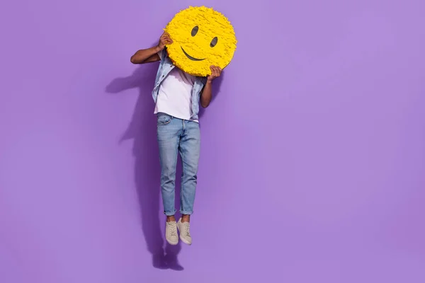 Volledige Foto Van Positieve Vrolijke Man Dragen Jeans Springen Lege — Stockfoto