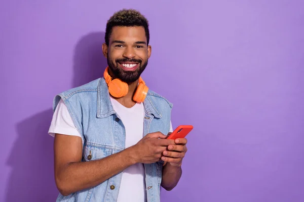 Photo Pretty Cheerful Man Wear Jeans Waistcoat Headphones Typing Modern — Stok fotoğraf