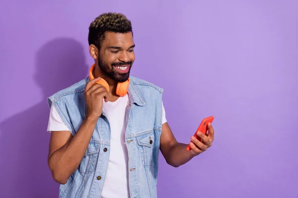 Foto Van Vrolijke Leuke Man Dragen Jeans Vest Hoofdtelefoon Luisteraar — Stockfoto