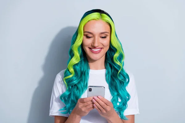 Photo Cheerful Cute Vivid Ombre Hair Lady Wear Shirt Typing — ストック写真