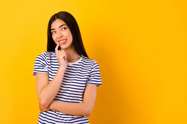 Foto Van Vrij Attent Meisje Gekleed Gestreepte Kleding Vinger Mond — Stockfoto