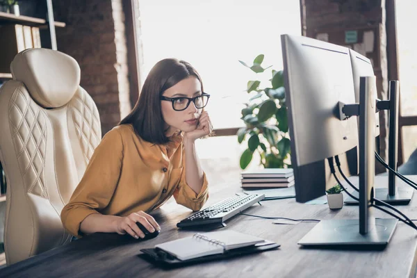 Portrait Attractive Focused Girl Editing Preparing Marketing Presentation Project Workplace — Stok fotoğraf