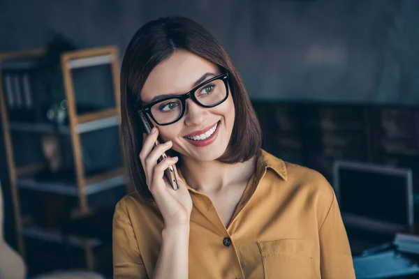 Portrait Beautiful Cheerful Girl Talking Phone Discussing Customer Care Support — Stockfoto