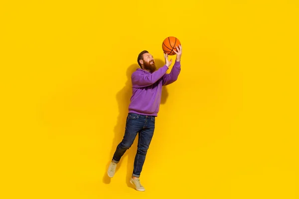 멋있는 남자의 보라색 스웨터를 농구공을 던지는 — 스톡 사진