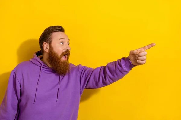 Photo Funny Impressed Guy Dressed Purple Sweater Looking Pointing Finger — Stockfoto