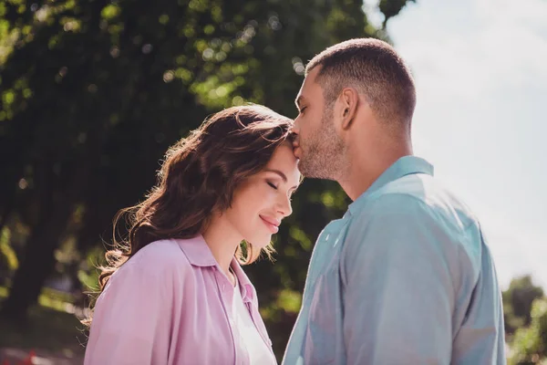 Photo Dreamy Charming Boyfriend Girlfriend Wear Casual Outfits Kissing Forehead — Zdjęcie stockowe