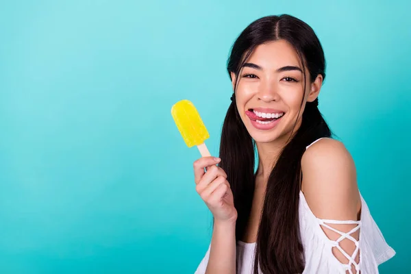Photo Pretty Adorable Lady Protrude Tongue Hold Delicious Juicy Popsicle — Photo