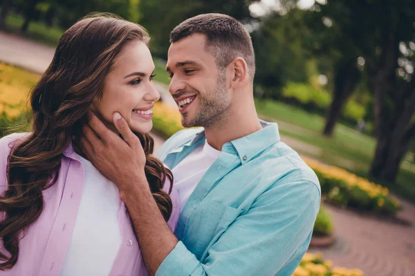 Foto Von Süß Glänzende Junge Frau Ehemann Gekleidet Pastellfarbenen Hemden — Stockfoto
