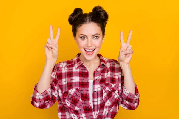 Portrait Cheerful Gorgeous Girl Beaming Smile Two Hands Demonstrate Sign — Stockfoto