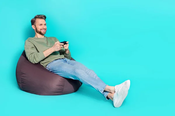 Photo Cheerful Confident Freelancer Man Sit Beanbag Hold Gamepad Wear — Photo