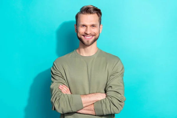 Foto Hombre Alegre Seguro Mismo Cruzó Las Manos Radiante Sonrisa — Foto de Stock