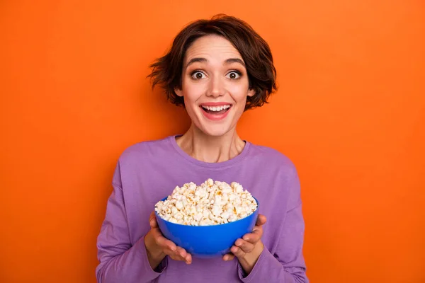 Photo Funny Excited Girl Dressed Purple Pullover Holding Popcorn Plate — Stock Photo, Image