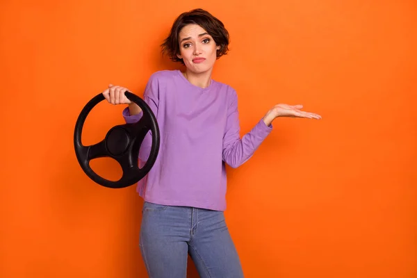 Photo Doubtful Unsure Girl Dressed Purple Pullover Riding Auto Shrugging — Stockfoto