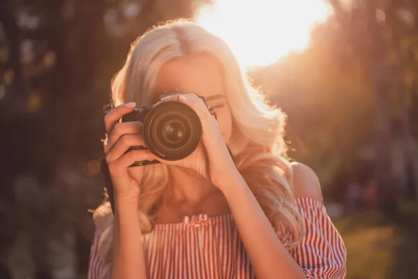 Güzel Bir Genç Kızın Portresi Fotoğraf Makinesi Kullan Akşam Resmini — Stok fotoğraf