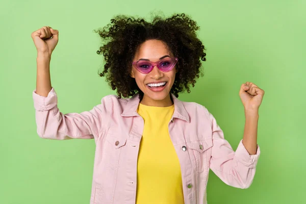 Foto Van Mooie Gelukkige Vrouw Gekleed Roze Jeans Jas Bril — Stockfoto