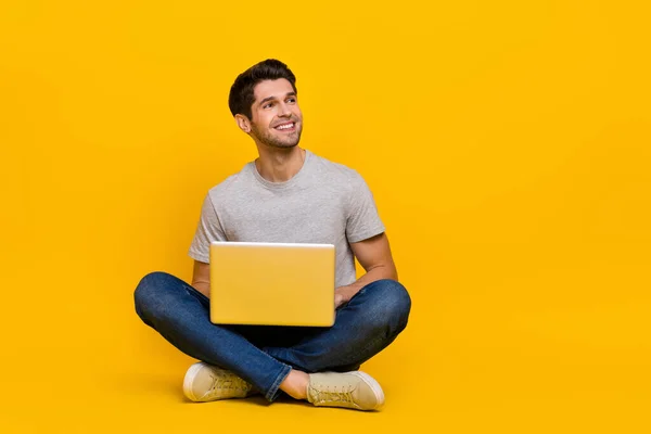 Full Length Photo Boss Brunet Millennial Guy Sit Laptop Look – stockfoto