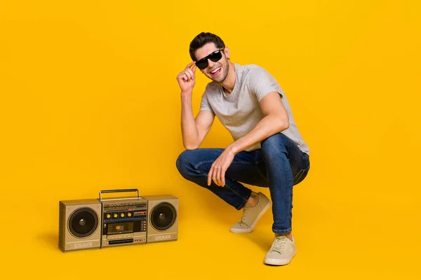 Foto Tamaño Completo Buen Moreno Joven Sentarse Cerca Boombox Usar — Foto de Stock