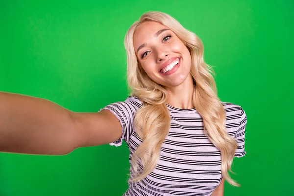 Retrato Hermosa Persona Satisfecha Hacer Selfie Sonrisa Radiante Dentadura Aislada — Foto de Stock