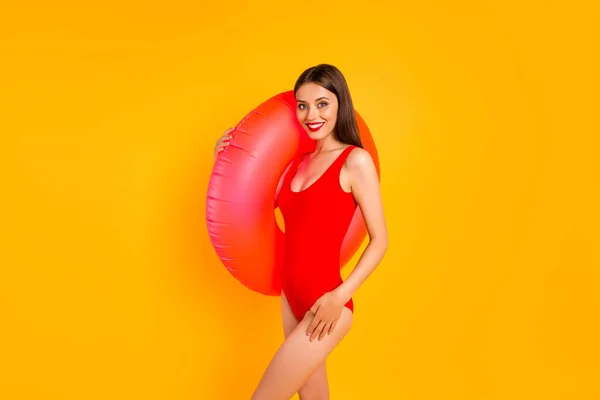 Foto Von Ziemlich Glänzende Frau Tragen Badeanzug Fuß Hält Rote — Stockfoto