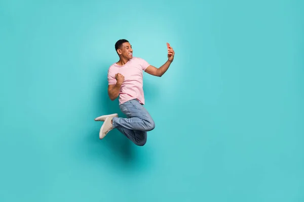 Foto Voller Länge Von Lustigen Glücklichen Mann Gekleidet Rosa Shirt — Stockfoto