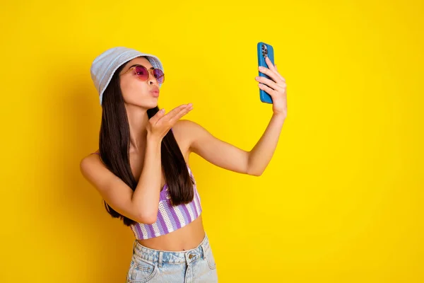 Foto Von Charmanten Jungen Freundin Senden Virtuellen Kuss Auf Ihren — Stockfoto