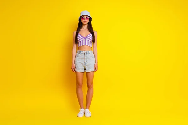 Ganzes Foto Von Ziemlich Süße Dame Tragen Gestreifte Crop Top — Stockfoto