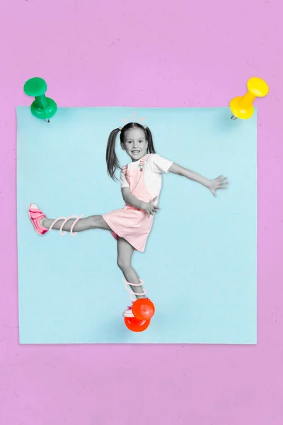 Вертикальная Картинка Коллажа Возбужденной Веселой Маленькой Девочки Танцующей Пин Записка — стоковое фото