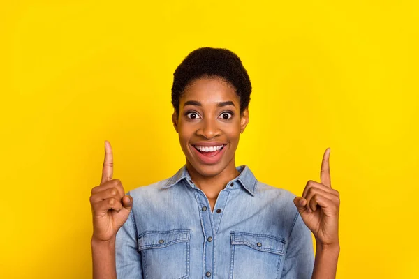 Photo Amazed Excited Person Indicate Fingers Empty Space Isolated Yellow — Stockfoto