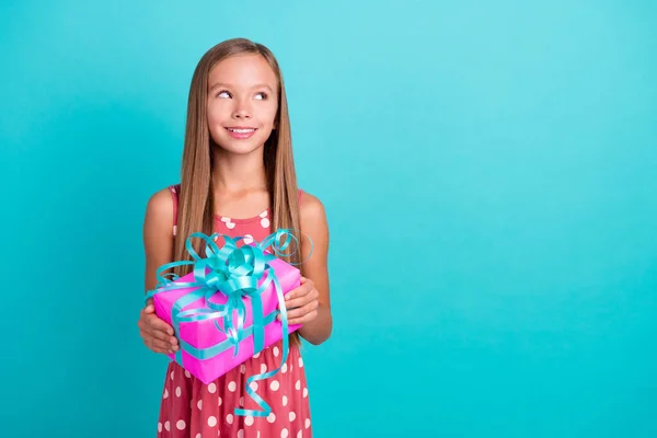 Photo Thoughtful Funny Small Girl Wear Pink Dress Holding Present — Foto de Stock