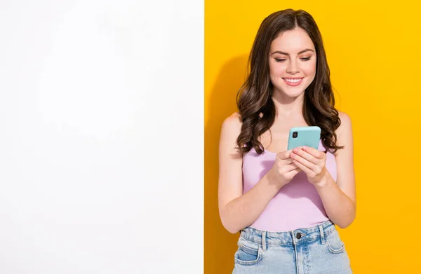 Portret Pozytywnej Dziewczyny Trzymać Używać Telefon Czat Wpisując Post Komentarz — Zdjęcie stockowe
