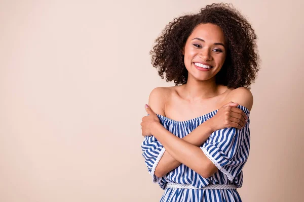 Photo Charming Sweet Girl Dressed Shoulders Clothes Embracing Herself Empty — ストック写真