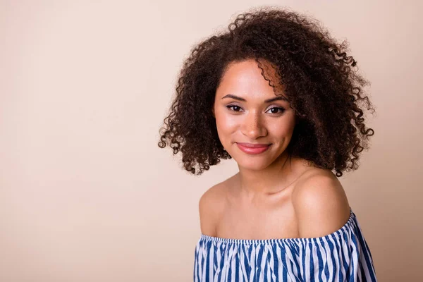 Retrato Hermosa Linda Sonrisa Chica Bonito Peinado Ondulado Espacio Vacío — Foto de Stock