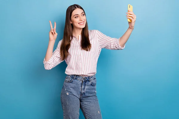 Portrait Beautiful Trendy Cheerful Girl Using Device Taking Selfie Showing — Stock Fotó