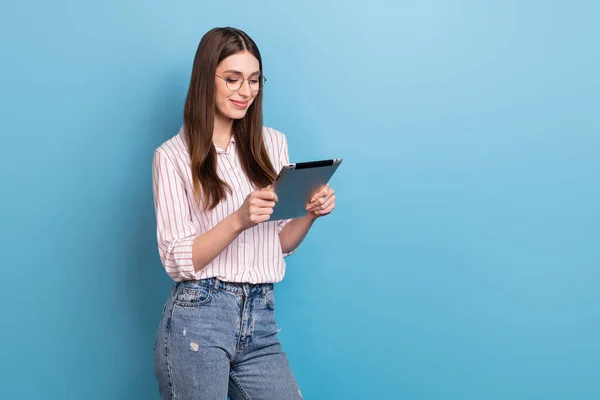 Foto Van Zoete Glanzende Vrouw Dragen Gestreepte Bril Lezen Moderne — Stockfoto