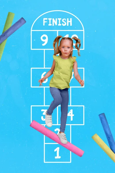 Pionowe Kolaż Obraz Podekscytowany Mała Dziewczynka Stoją Kolorowe Kreda Grać — Zdjęcie stockowe