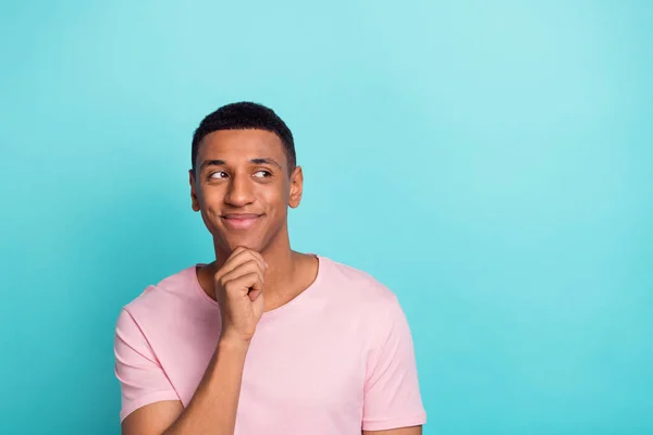 Foto Sognante Riflessivo Giovane Uomo Vestito Rosa Shirt Braccio Mento — Foto Stock