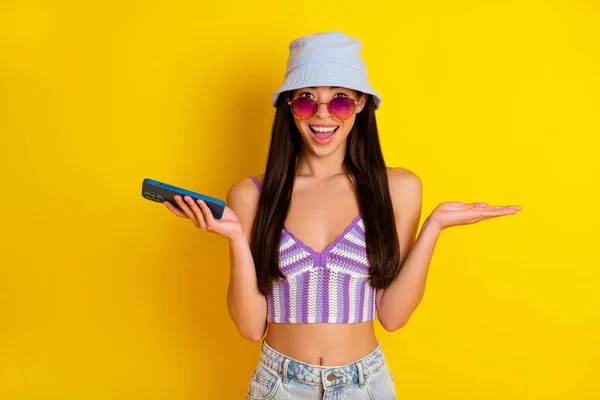 Foto Von Glänzend Beeindruckt Mädchen Gekleidet Badeanzug Mütze Dunkle Brille — Stockfoto