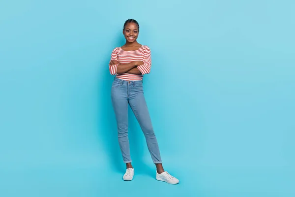 Foto Tamaño Completo Las Manos Plegadas Dama Encantadora Alegre Posando —  Fotos de Stock