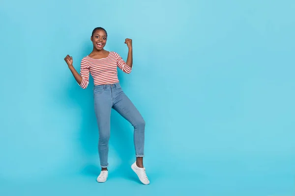 Retrato Cuerpo Completo Persona Emocionada Alegre Levantar Los Puños Triunfar — Foto de Stock