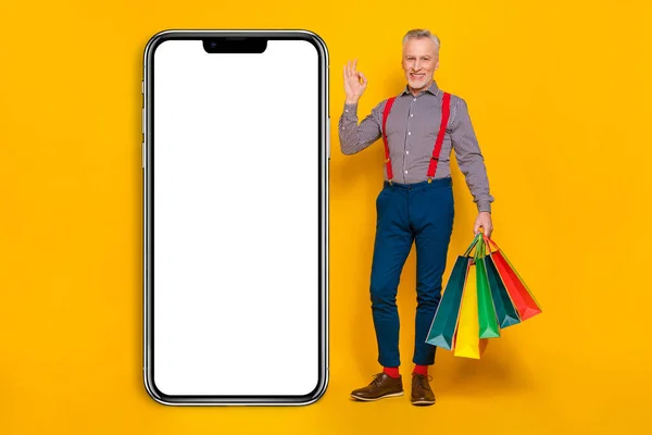Full Length Photo Handsome Mister Showing Okay Symbol Shopping Isolated — Stockfoto